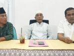 Mathur-Jayus-didampingi-Ketua-Tim-Pemenangan-KH-Zainal-Alim-menggelar-konferensi-pers.jpg