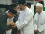 Menteri-Sosial-RI-H-Saifullah-Yusuf-memberikan-santunan-secara-simbolis-kepada-keluarga-santri.jpg