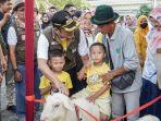 Momen-Bupati-Lamongan-Yuhronur-Efendi-saat-membuka-acara-pameran-hewan.jpg