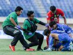 Momen-Dokter-tim-Persebaya-dr-Ahmad-Ridhoi-dan-fisioterapis-Dani-Maulan.jpg