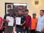 Nur-Yasin-dan-Holil-memegang-surat-pencabutan-laporan-masing-masing.jpg