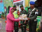 PANTAU-POS-PENGAMANAN-Istri-Kapolres-Pamekasan-Maya-Hendra-saat-memberikab.jpg