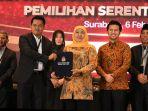 PASANGAN-TERPILIH-Khofifah-Indar-Parawansa-dan-Emil-Dardak-saat-menghadiri.jpg