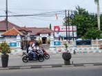 PENCAIRAN-TERSENDAT-Pengendara-saat-melintas-di-depan-Kantor-DPMD-Sampang.jpg