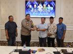 PWI-Pamekasan-menganugerahi-Kapolres-Pamekasan-AKBP-Jazuli-Dani-Iriawan.jpg