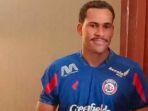 Pablo-Oliviera-saat-mengenakan-jersey-Arema-FC.jpg