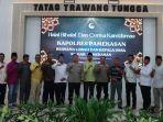 Para-Kepala-Desa-dan-Lurah-foto-bersama-dengan-Kapolres-Pamekasan-AKBP-Hendra-Eko-Triyulianto.jpg