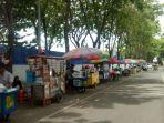 Para-pelaku-usaha-saat-menjajahkan-dagangannya-di-kawasan-Alun-Alun-Truno.jpg