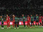 Para-pemain-Persebaya-saat-laga-menjamu-PSS-Sleman-di-Stadion-Gelora-Bung-Tomo-GBT-Surabaya.jpg