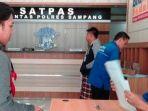 Para-pemohon-SIM-saat-berada-di-ruang-pelayanan-Sat-Lantas-Polres-Sampang.jpg