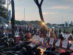 Para-pengunjung-saat-memenuhi-area-permainan-anak-anak-di-Alun-Alun-Trunojoyo-Sampang.jpg