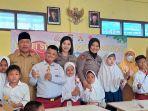Para-siswa-berkebutuhan-khusus-dan-guru-di-Sekolah-Luar-Biasa.jpg
