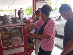 Pedagang-Bakso-layani-relawan-Gus-Fawait-di-acara-tasyakuran-pelantikan.jpg