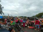 Pedagang-Pasar-Srimangunan-yang-pindah-lokasi-berjualan-di-Alun-Alun-Trunojoyo-Sampang.jpg