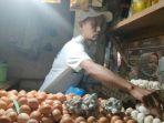 Pedagang-telur-di-Pasar-Srimangunan-jalan-KH-Wahid-Hasyim-KecamatanKabupaten-Sampang-Madura.jpg