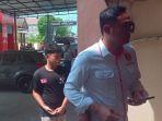 Pelaku-begal-payudara-MR-alias-P-berkaus-hitam-saat-digelandang-ke-Mapolres-Bojonegoro.jpg