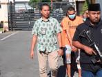 Pelaku-pencurian-motor-di-Pamekasam-saat-digiring-ke-ruang-Gedung-Bhayangkara-Polres-Pamekasan.jpg