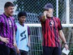 Pelatih-Arema-FC-Fernando-Valente-memberi-instruksi-ke-pemainnya.jpg