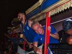 Pelatih-Arema-FC-Joel-Cornelli-bersama-Lucas-Frigeri-kiri-menyapa-Aremania.jpg