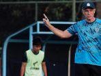 Pelatih-Arema-FC-Joel-Cornelli-saat-memimpin-latihan-Arema-FC-di-lapangan-ARG-Soccer-Field-Lawang.jpg