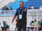 Pelatih-Arema-FC-Marcos-Santos-memberi-intruksi-ke-para-pemainnya-dari-pinggir-lapangan.jpg