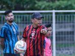 Pelatih-Arema-FC-Widodo-C-Putro-saat-memberikan-instruksi-kepada-para-pemain-dalam-sesi-latihan-tim.jpg