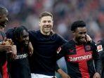 Pelatih-Bayer-Leverkusen-Xabi-Alonso-bercengkerama-dengan-anak-asuhnya.jpg