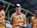 Pelatih-Joel-Cornelli-saat-memimpin-latihan-tim-Arema-FC.jpg