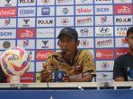 Pelatih-Karteker-Madura-United-Rakhmat-Basuki-saat-konferensi-pers-jelang-laga-di-Bangkalan.jpg