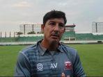 Pelatih-Madura-United-Alfredo-Vera-usai-memimpin-latihan-tim.jpg