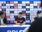 Pelatih-Madura-United-FC-Angkel-Alfredo-Vera-saat-berbicara-sedikit-persiapan.jpg