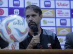 Pelatih-Madura-United-FC-Mauricio-Souza-saat-konferensi-pers-jelang-melawa.jpg