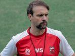 Pelatih-Madura-United-Mauricio-Souza-saat-memimpin-latihan-tim.jpg