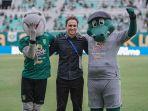 Pelatih-Persebaya-Paul-Munster-bersama-dua-maskot-Persebaya-Jojo-dan-Zoro-di-Stadion-GBT.jpg