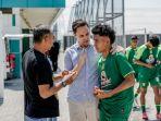 Pelatih-Persebaya-Paul-Munster-memberikan-arahan-pada-Alfan-Suaib.jpg