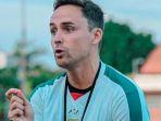Pelatih-Persebaya-Paul-Munster-saat-memimpin-latihan-anak-asuhnya.jpg