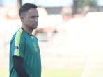 Pelatih-Persebaya-Paul-Munster-saat-memimpin-latihan-tim.jpg