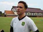 Pelatih-Persebaya-Paul-Munster-usai-memimpin-latihan-tim.jpg