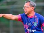 Pelatih-Persela-Aji-Santoso-saat-memimpin-latihan-tim-di-Yogyakarta.jpg