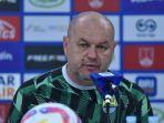 Pelatih-Persib-Bandung-Bojan-Hodak-saat-memberikan-keterangan-kepada-media.jpg
