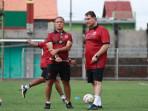 Pelatih-baru-Madura-United-Carlos-Parreira-pimpin-latihan-tim-di-Stadion-Gelora-Bangkalan.jpg