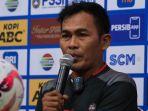 Pelatih-karteker-Madura-United-Rakhmad-Basuki-dalam-sesi-jumpa-pers.jpg
