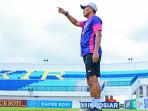 Pelatih-karteker-Persela-Ragil-Sudirman-saat-menunjuk-ke-pemain.jpg
