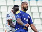 Pemain-Arema-FC-Dalberto-duel-udara-dengan-pemain-Borneo-FC.jpg