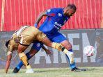 Pemain-Arema-FC-berduel-dengan-pemain-Dewa-United-di-Stadion-Soepriadi-Blitar-2024.jpg
