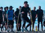 Pemain-Arema-FC-latihan-di-pantai-Kuta-Bali-pada-Senin-1572024.jpg