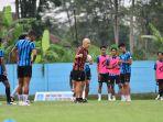 Pemain-Arema-FC-saat-menjalani-latihan-perdana-di-lapangan-ARG-Lawang.jpg