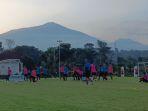 Pemain-Arema-FC-sat-latihan-di-lapangan-ARG-Soccer-Field-Lawang.jpg