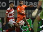Pemain-Borneo-FC-Terens-Puhiri-melepaskan-tendangan-dikawal-pemain-Madura-United.jpg