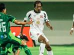 Pemain-Deltras-FC-dihadang-pemain-PSS-Sleman-di-Stadion-Maguwoharjo-Sleman.jpg